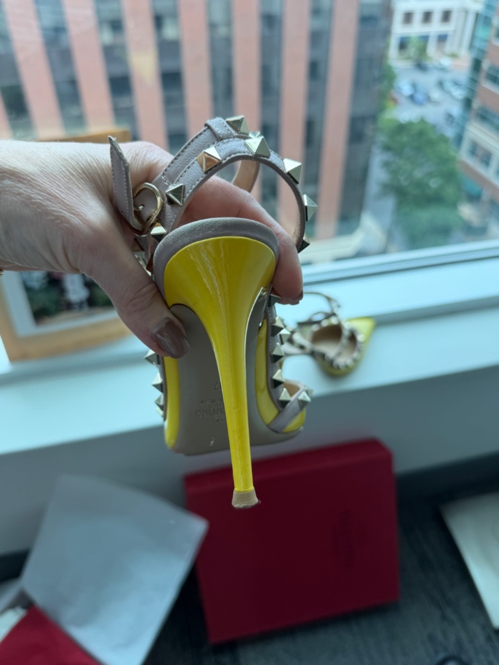 Valentino Garavani Rockstud Patent leather T-strap Yellow pumps size 7 - Picture 3 of 6